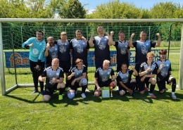 Die Fußballmannschaft der Stralsunder Werkstätten steht im Tor und jubelt über ihren Sieg bei der Landesmeisterschaft 2026.