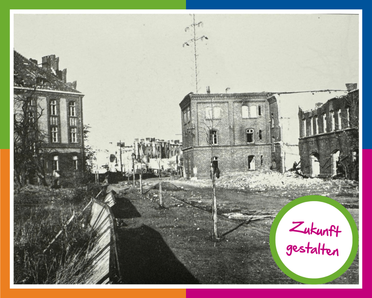 Das Bild zeigt eine Aufnahme der heutigen Ziegelstraße in Stralsund nach dem Bombenangriff im Oktober 1944.
