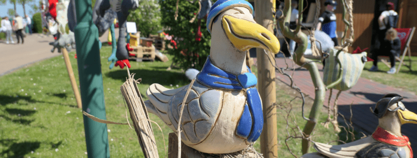 Eine Möwe aus Keramik sitzt in der Sonne.