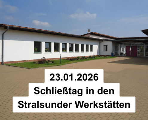 Im Hintergrund ist die Hauptwerkstatt der Stralsunder Werkstätten zu sehen. Im Vordergrund befindet sich eine Notiz mit folgender Aufschrift: 23.01.2026 Schließtag in den Stralsunder Werkstätten